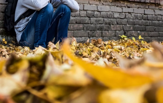 Una persona con astenia otoñal/ CANVA