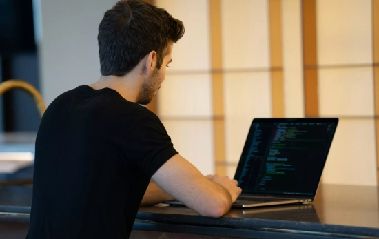 Una persona trabaja con su ordenador / UNSPLASH Una persona trabaja con su ordenador / UNSPLASH