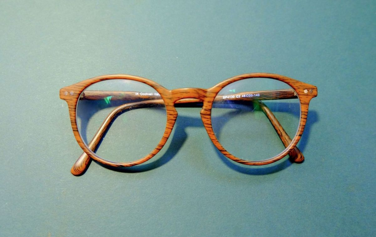 Unas gafas sobre un fondo azul / PEXELS