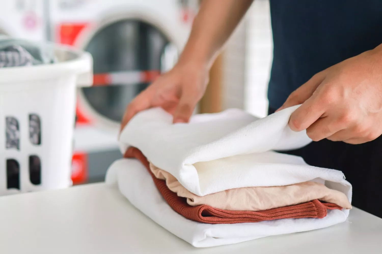  Una persona emplea el método ruso para mejorar la limpieza de su lavadora / Montaje Consumidor Global