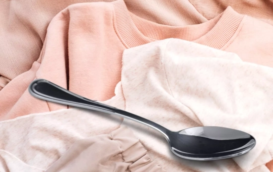 El truco de la cuchara metálica entre al ropa sucia/ Montaje Consumidor Global El truco de la cuchara metálica entre al ropa sucia/ Montaje Consumidor Global