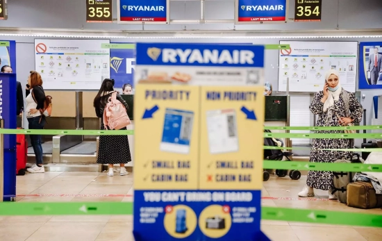 Pasajeros esperan en los mostradores de facturación de Ryanair / EUROPA PRESS - CARLOS LUJÁN Pasajeros esperan en los mostradores de facturación de Ryanair / EUROPA PRESS - CARLOS LUJÁN