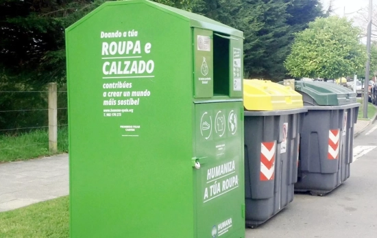 Contenedor de Humana, en Silleda, para recogida de ropa / HUMANA - EP Contenedor de Humana, en Silleda, para recogida de ropa / HUMANA - EP