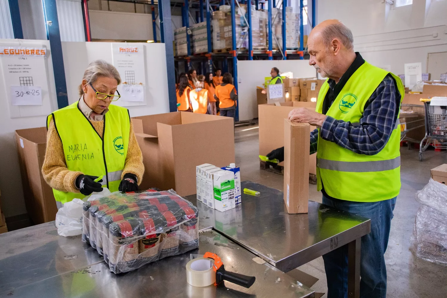 Voluntarios en la Gran Recogida de los Bancos de Alimentos con productos de la marca Hacendado de Me