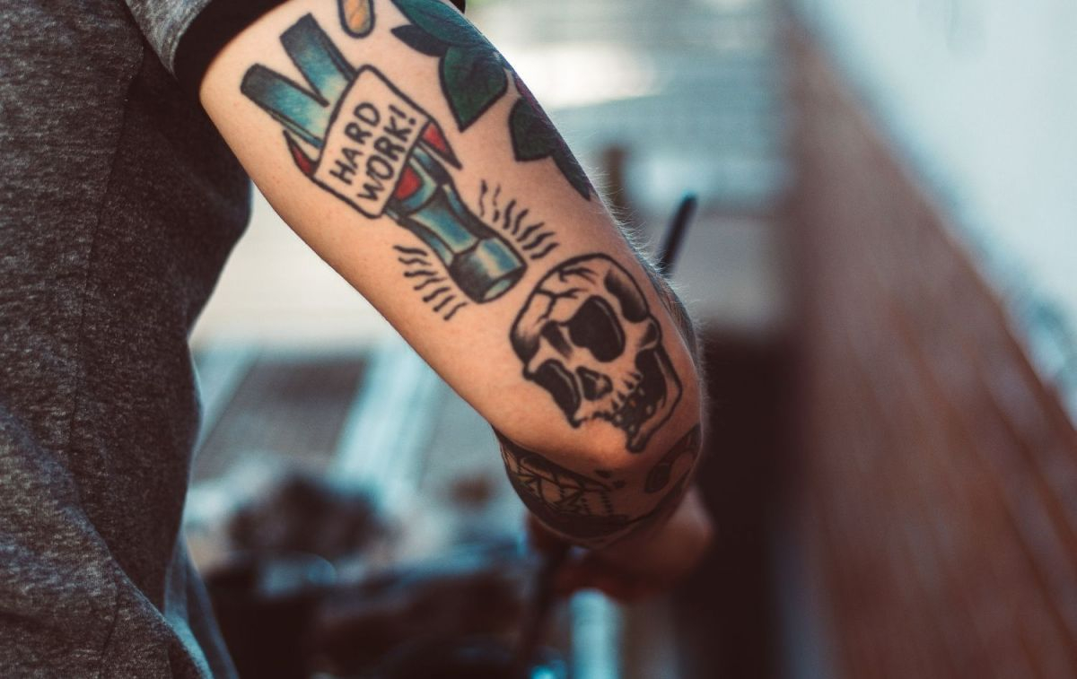 Una persona con el brazo tatuado / UNSPLASH
