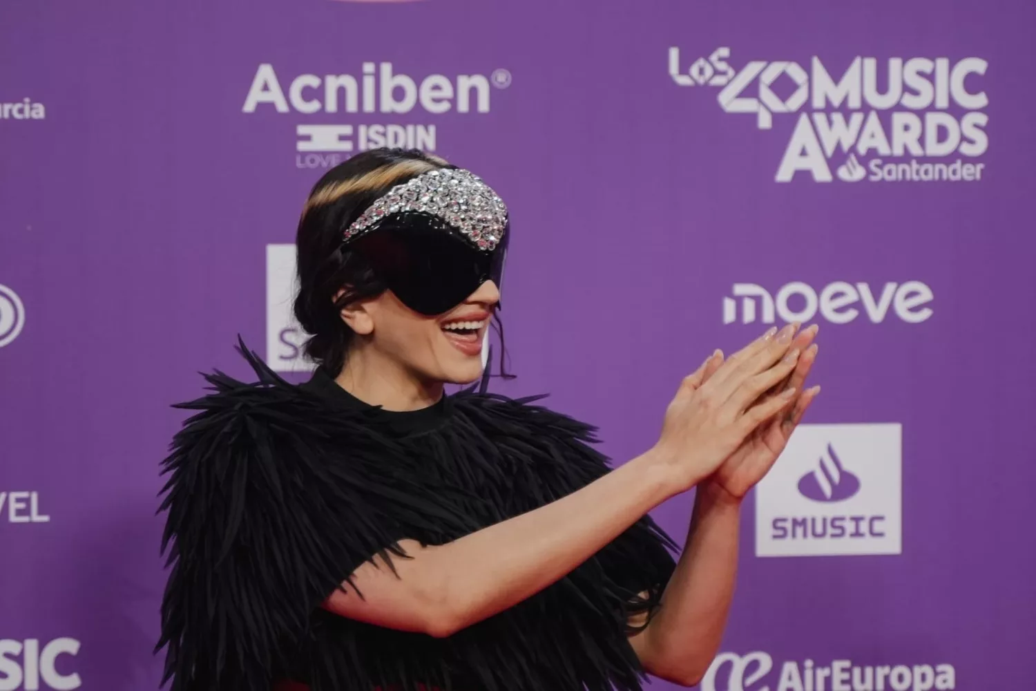 Rosalía posa en la alfombra roja de LOS40 Music Awards Santander 2025 con las gafas de sol de Balenciaga / EP