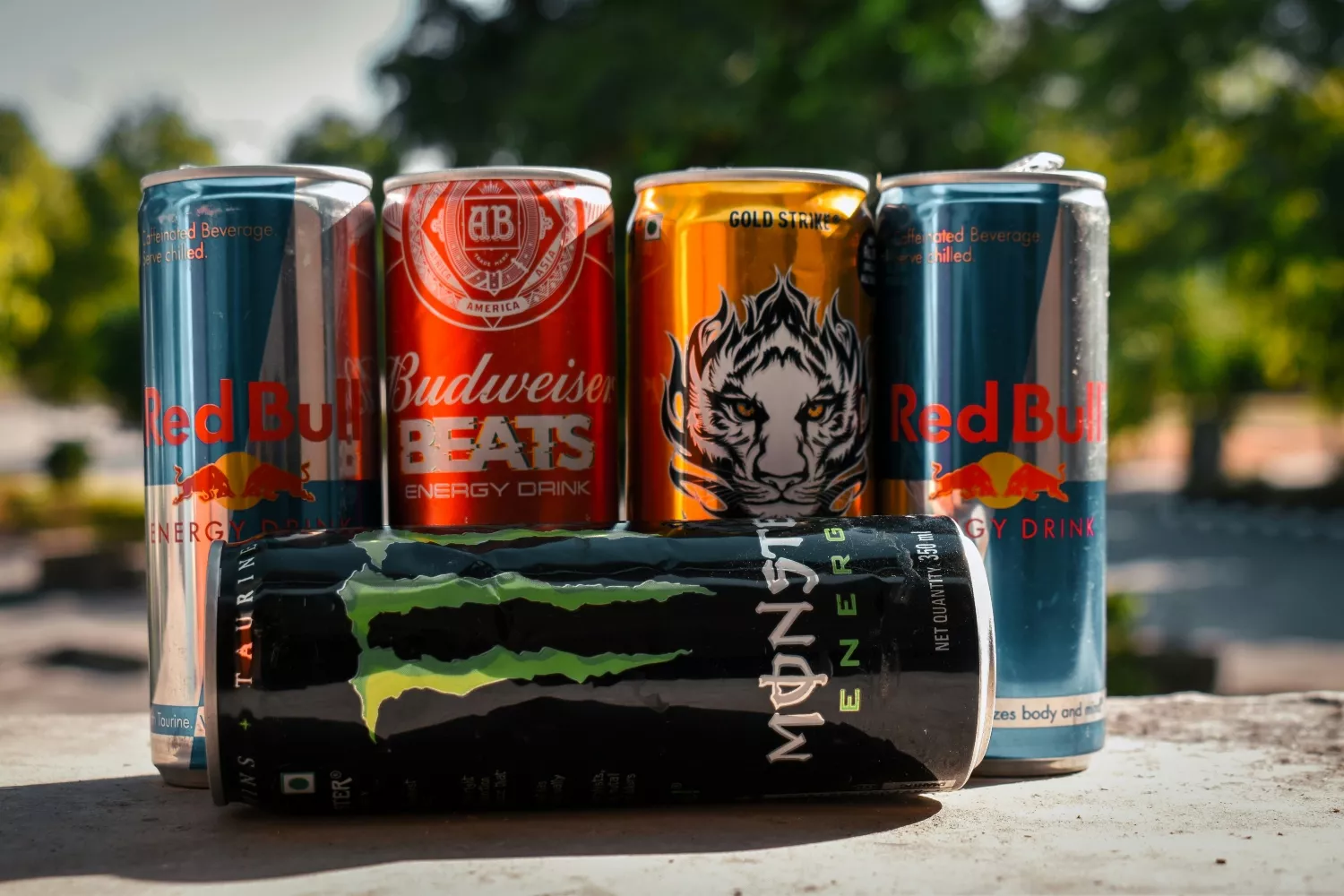 Bebidas energéticas Red Bull, Monster y otras marcas   UNSPLASH