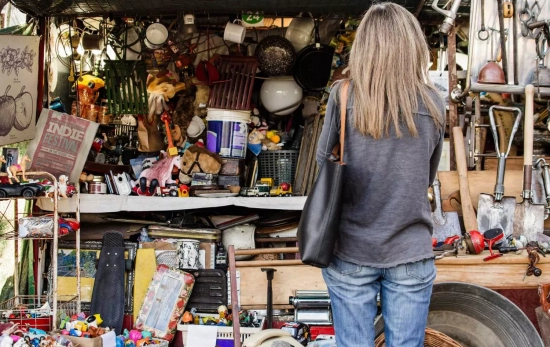 Una mujer en un mercadillo / FREEPIK