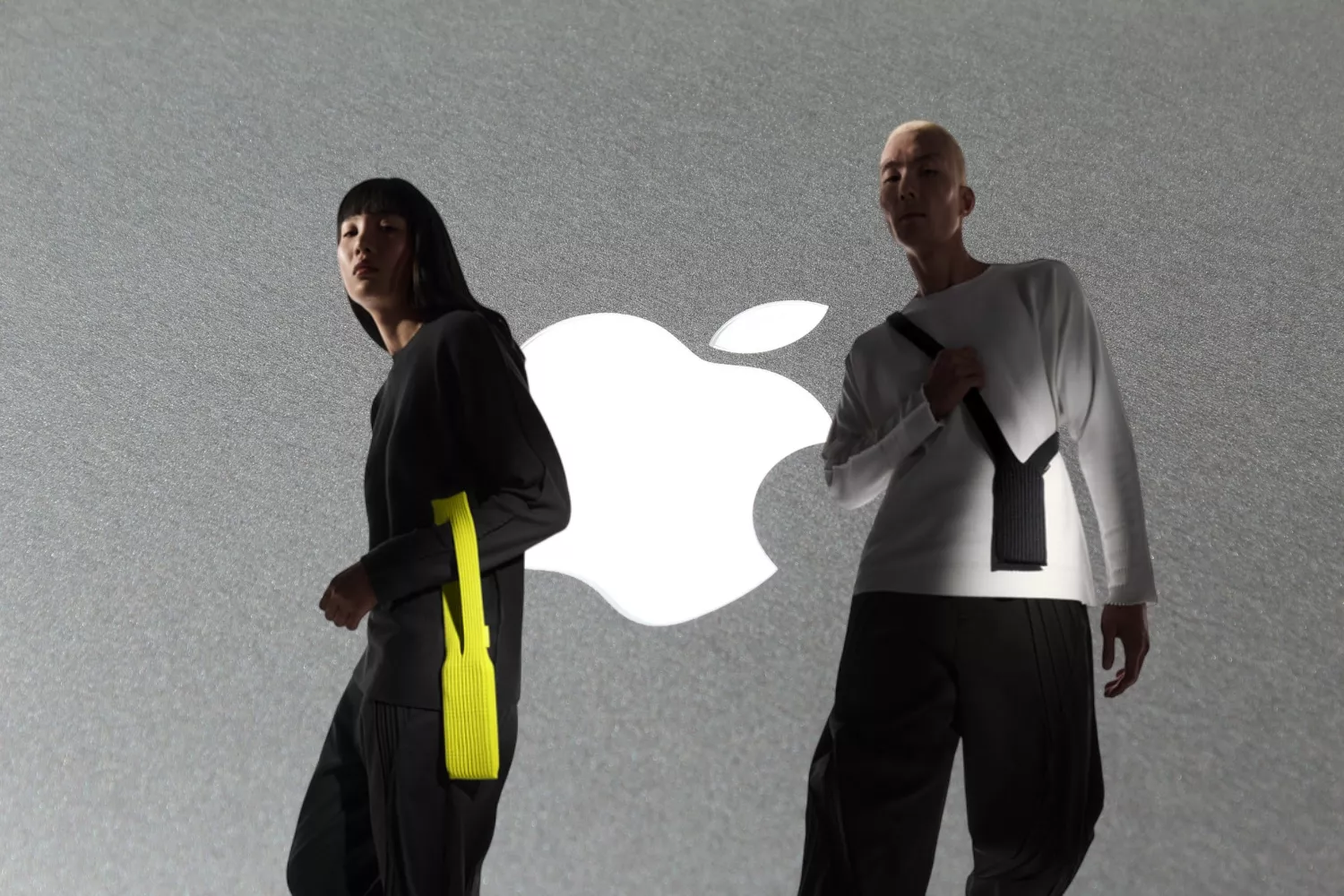 Personas con su iPhone Pocket / CG - APPLE