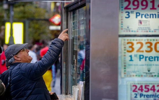 Un hombre señala un décimo en una administración / EUROPA PRESS