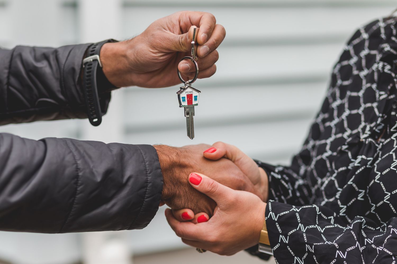 Un propietario entrega las llaves de un piso en alquiler a su nueva inquilina / Pexels