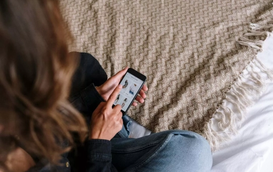 Una persona hace una compra online / PEXELS