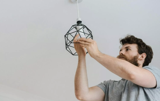 Una persona cambia una bombilla / PEXELS Una persona cambia una bombilla / PEXELS