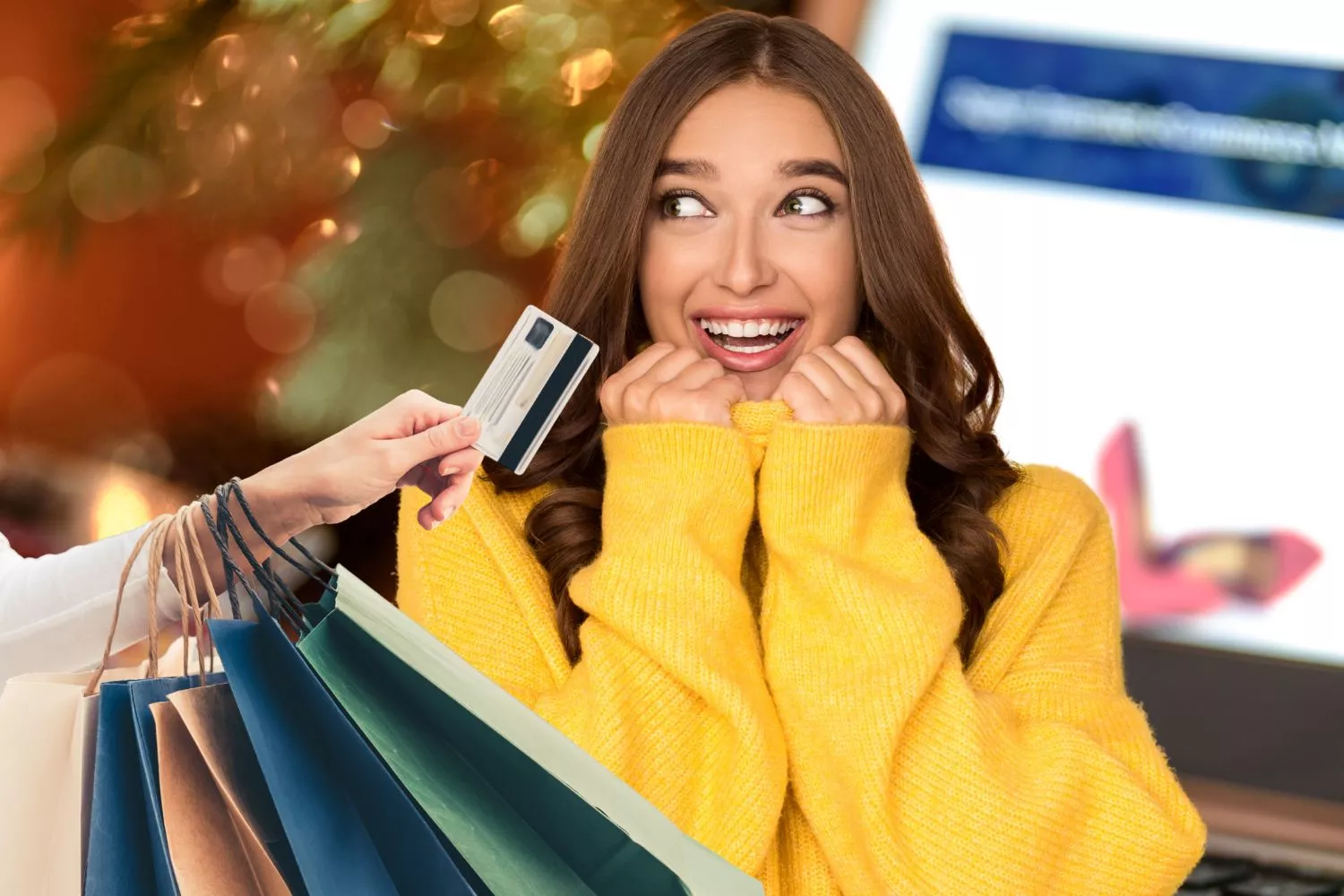 Una chica que va a comprar prendas rebajadas en tendencia durante el Black Friday / Montaje CONSUMIDOR GLOBAL