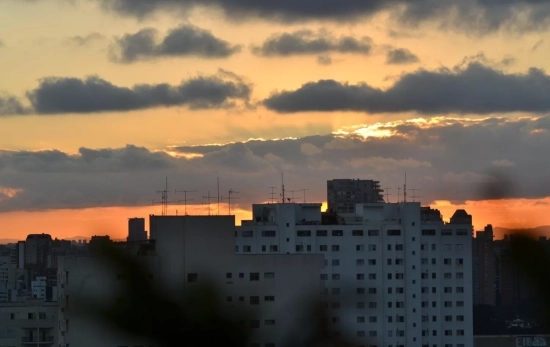 Bloque de pisos al atardecer PIXABAY