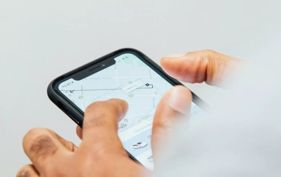 Una persona reserva un Uber / UNSPLASH