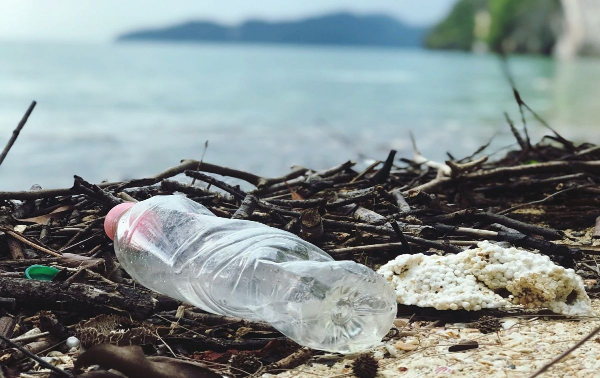 Residuos plásticos para reciclaje en una playa / PEXELS
