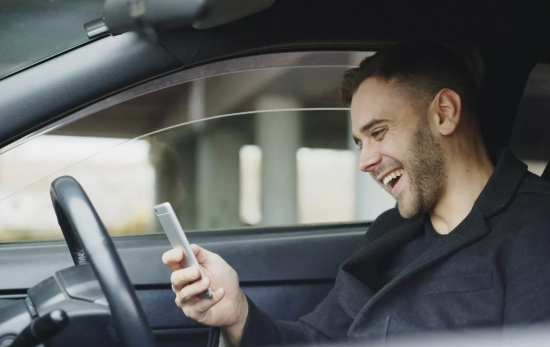 Un conductor en su coche / UNSPLASH