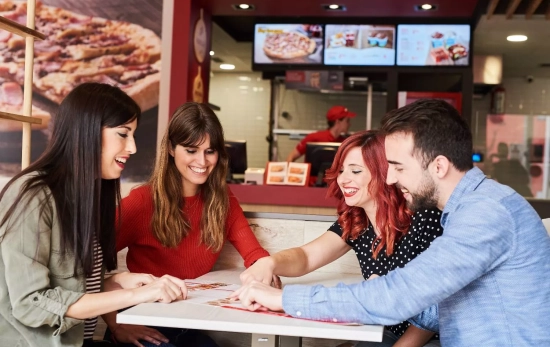 Varias personas en un Telepizza / EUROPA PRESS Varias personas en un Telepizza / EUROPA PRESS