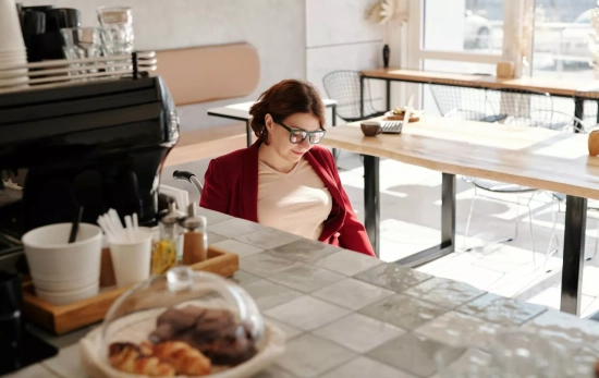 Una persona en una cafetería / PEXELS Una persona en una cafetería / PEXELS