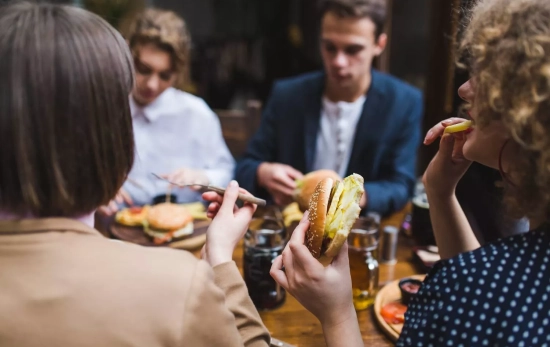 Amigos en un restaurante / FREEPIK Amigos en un restaurante / FREEPIK