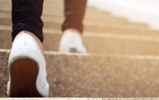 Una persona subiendo escaleras/ CANVA