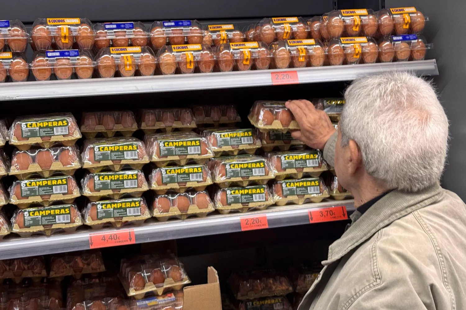  Una persona coge unos huevos en un supermercado   Luis Tejido   EFE