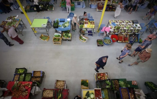 Varias personas compran alimentos en un mercado de Galicia / EUROPA PRESS - CARLOS CASTRO Varias personas compran alimentos en un mercado de Galicia / EUROPA PRESS - CARLOS CASTRO