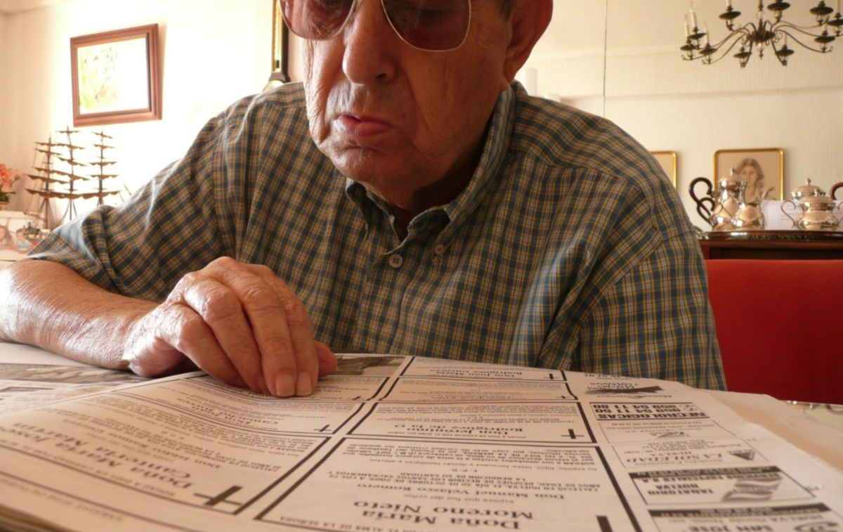 Un señor lee esquelas en el periódico / Mavi Villatoro - Flickr