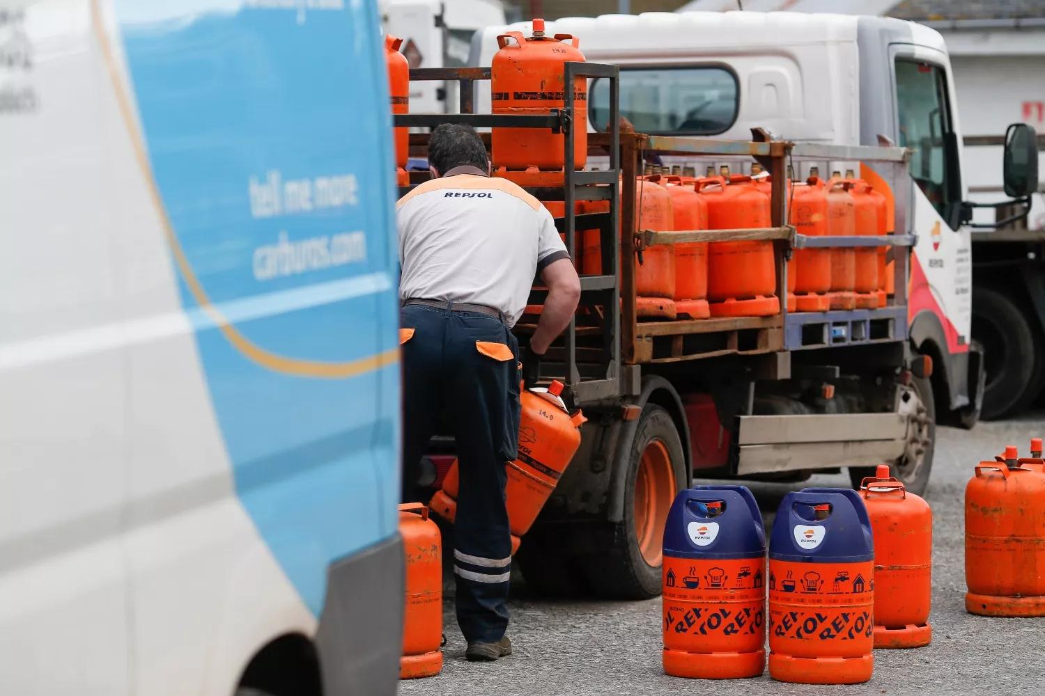 Un butanero reparte bombonas de butano   EP