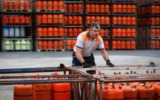 Un repartidor de bombonas de butano revisa las bombonas / EP Un repartidor de bombonas de butano revisa las bombonas / EP