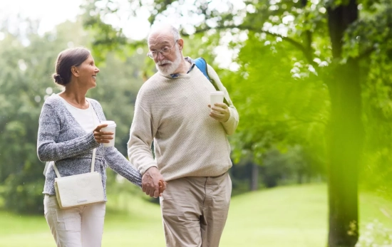 Dos personas que salen a andar tras la comida/ CANVA Dos personas que salen a andar tras la comida/ CANVA