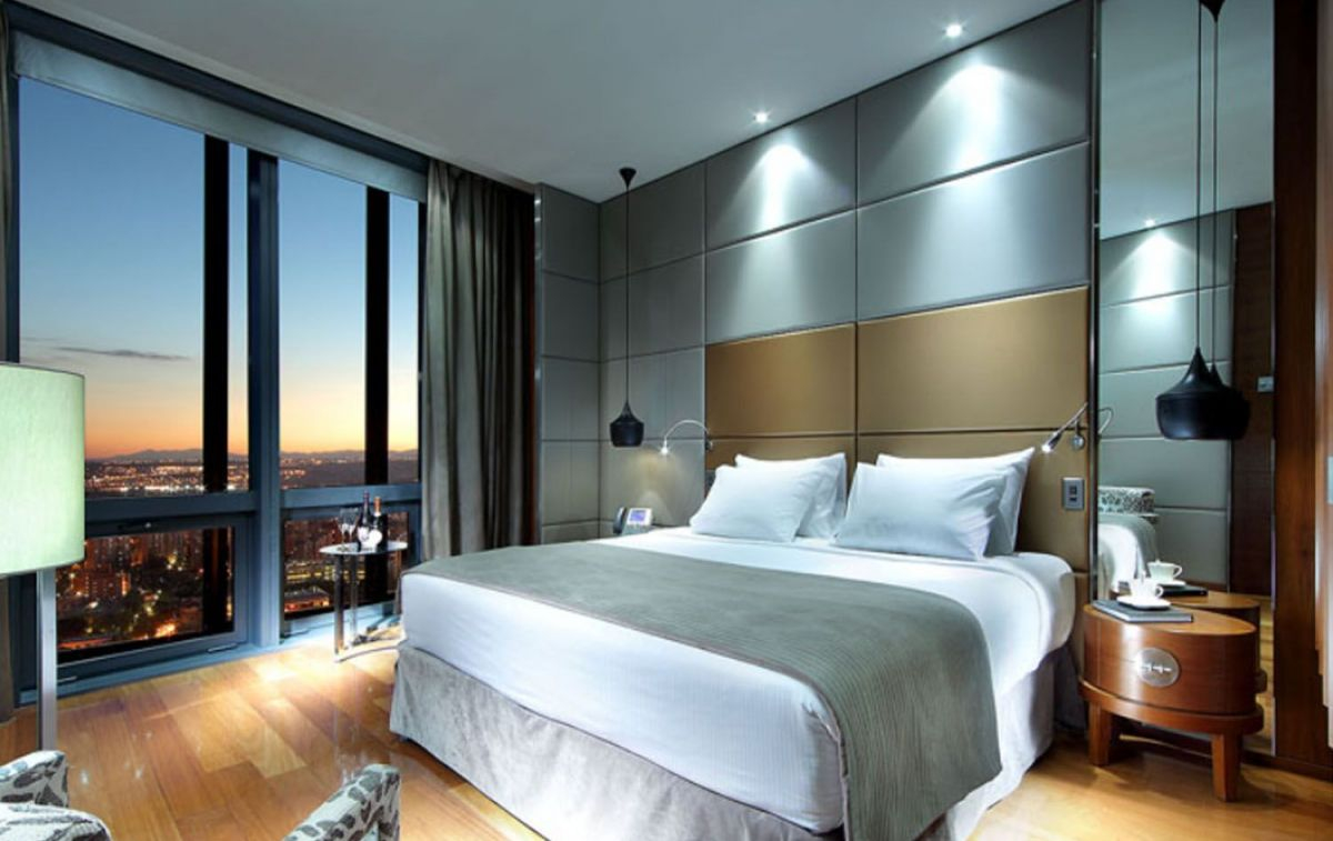 Una lujosa habitación con vistas del Eurostars Madrid Tower de 5 estrellas / EUROSTARS