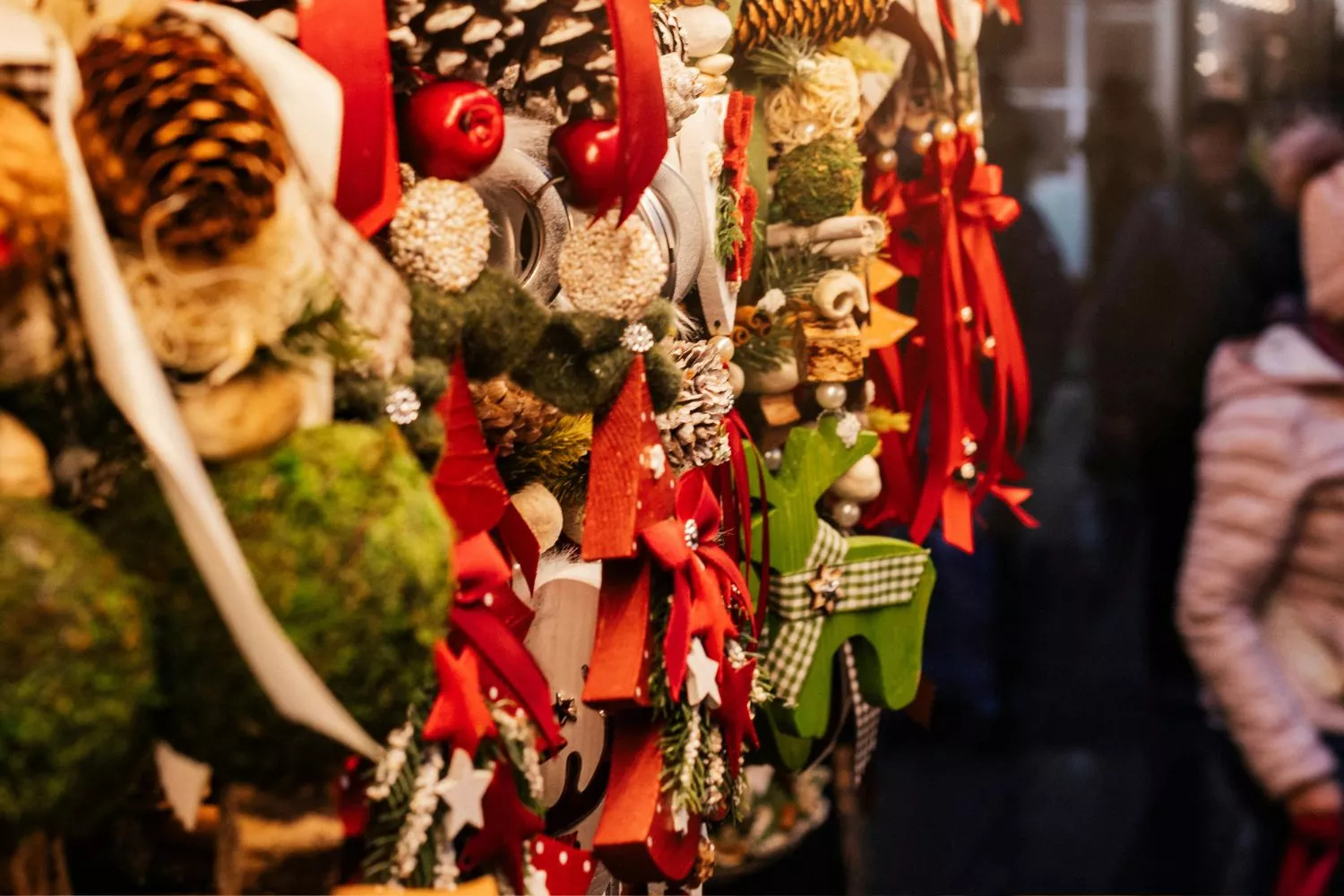 Imagen de archivo de una decoración navideña en un mercadillo