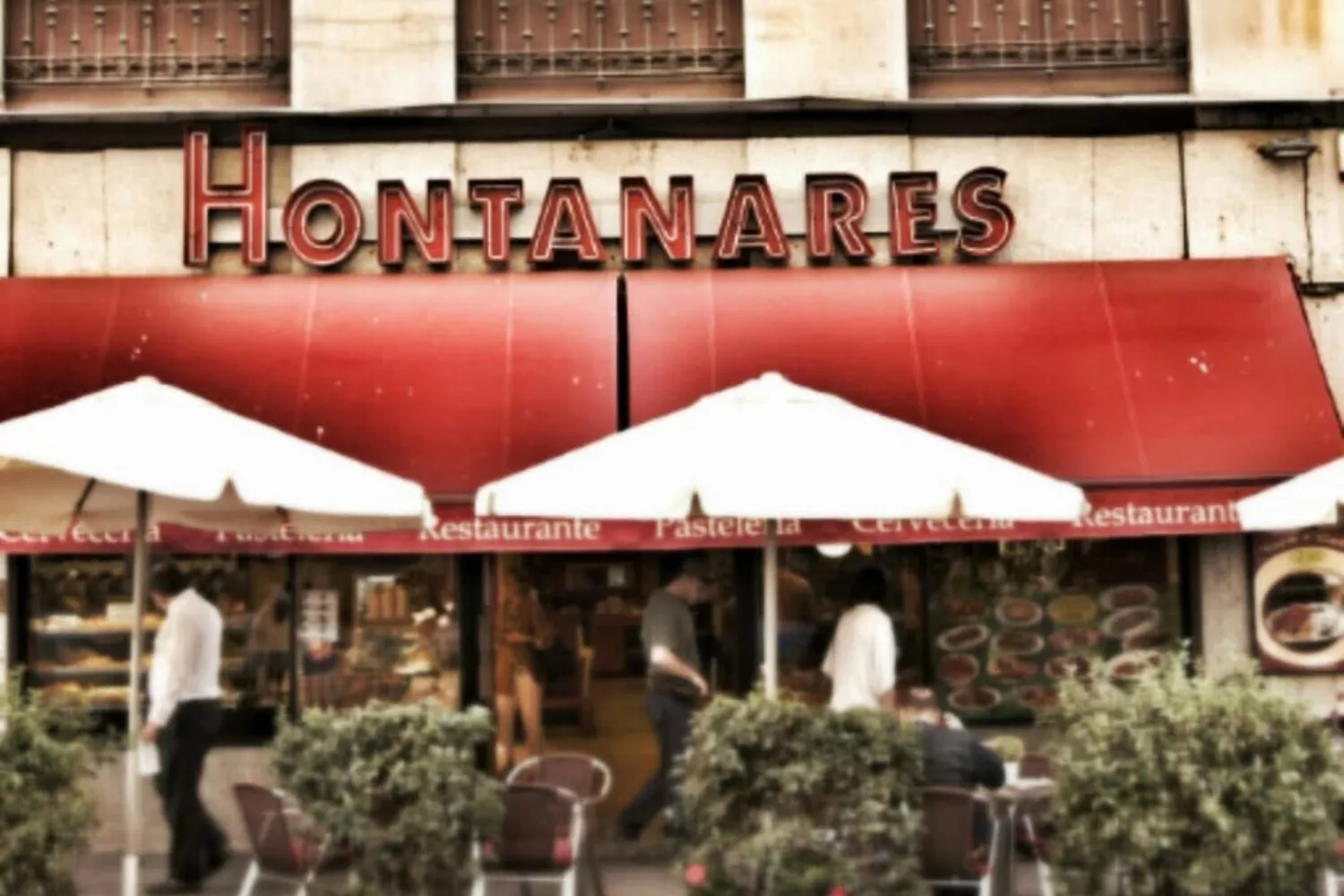 Fachada de la cafetería Hontanares, el local que cierra tras 74 años de historia / REDES