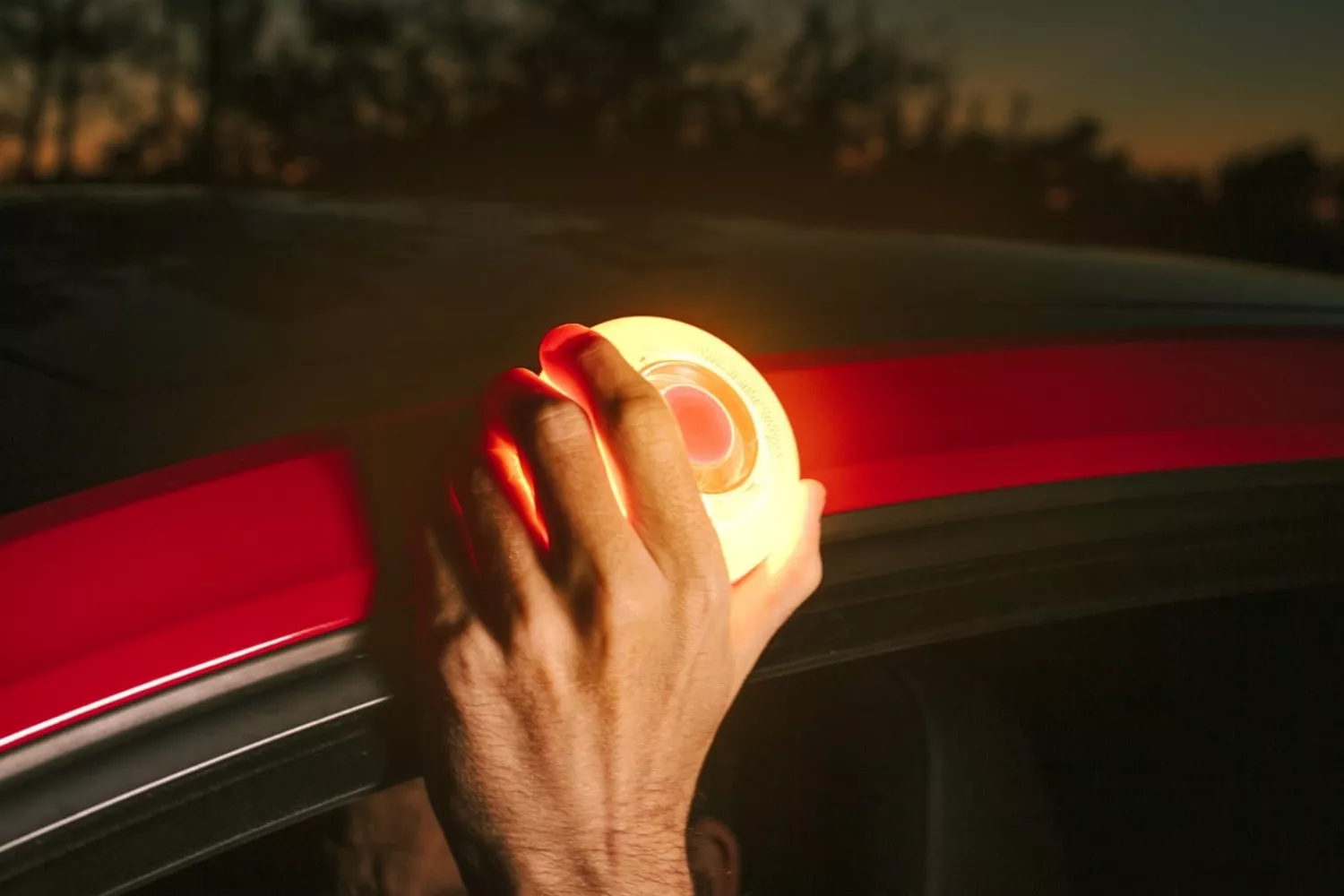 Un conductor coloca la baliza V16 en su coche / EL CORTE INGLÉS