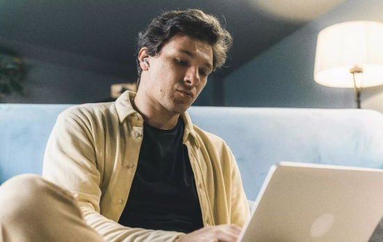 Una persona revisa su ordenador / PEXELS