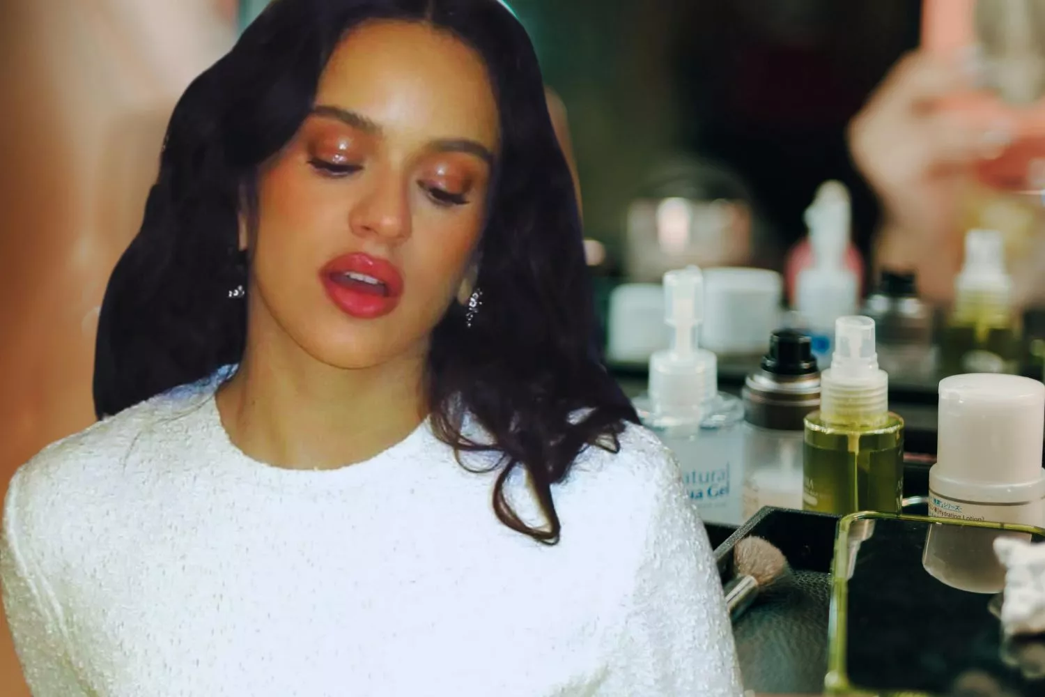 Imagen de Rosalía junto a un set de maquillaje / Montaje Consumidor Global