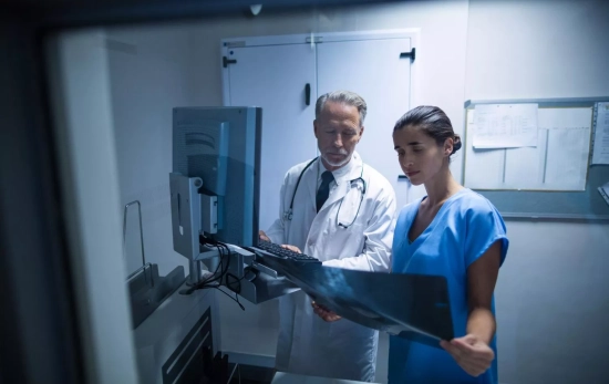 Profesionales examinan una radiografía / FREEPIK - wavebreakmedia_micro Profesionales examinan una radiografía / FREEPIK - wavebreakmedia_micro