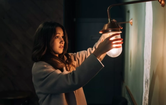 Una mujer con una lámpara / FREEPIK - teksomolika