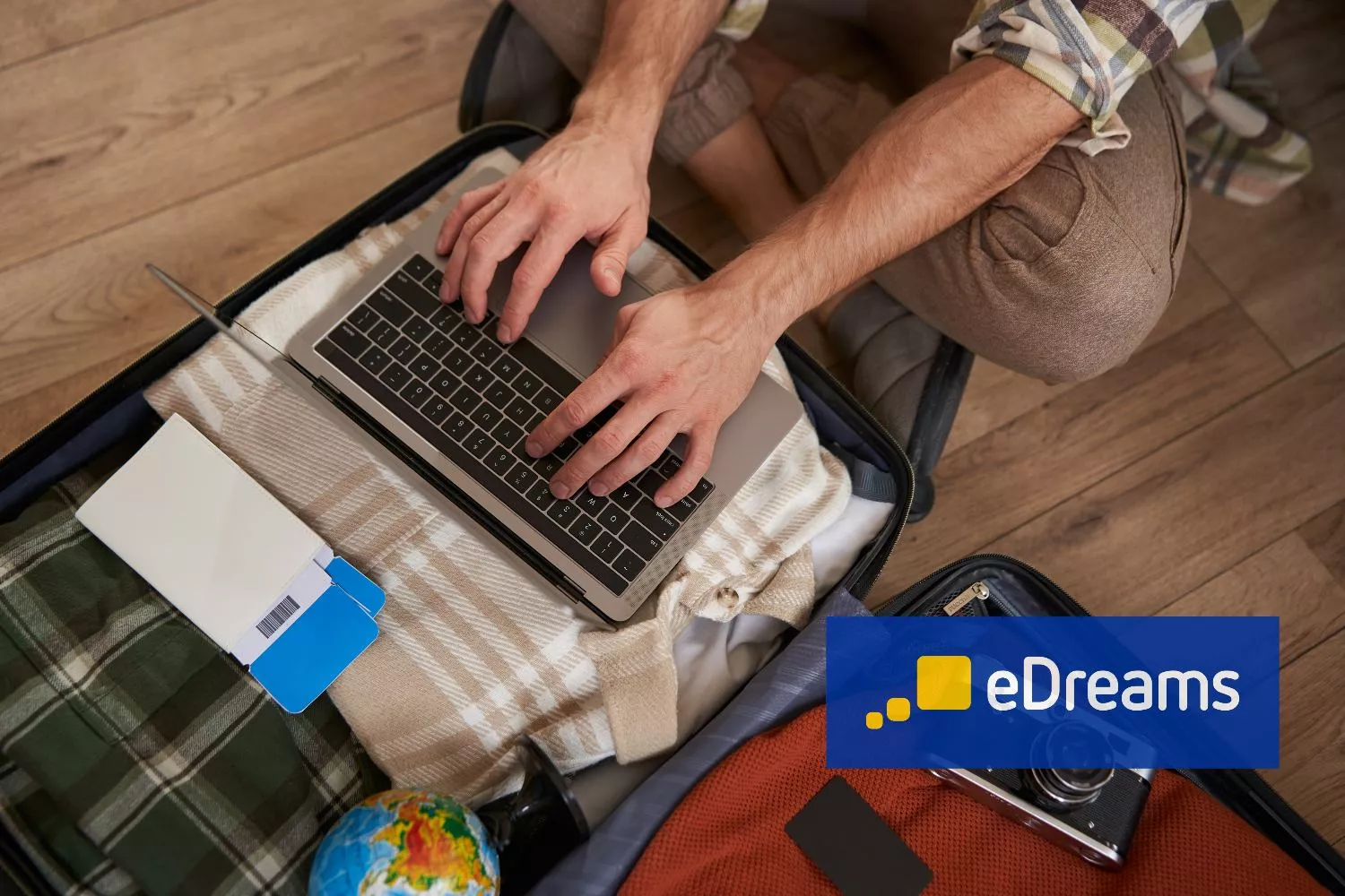 Un consumidor saca unos billetes en eDreams / FOTOMONTAJE CG