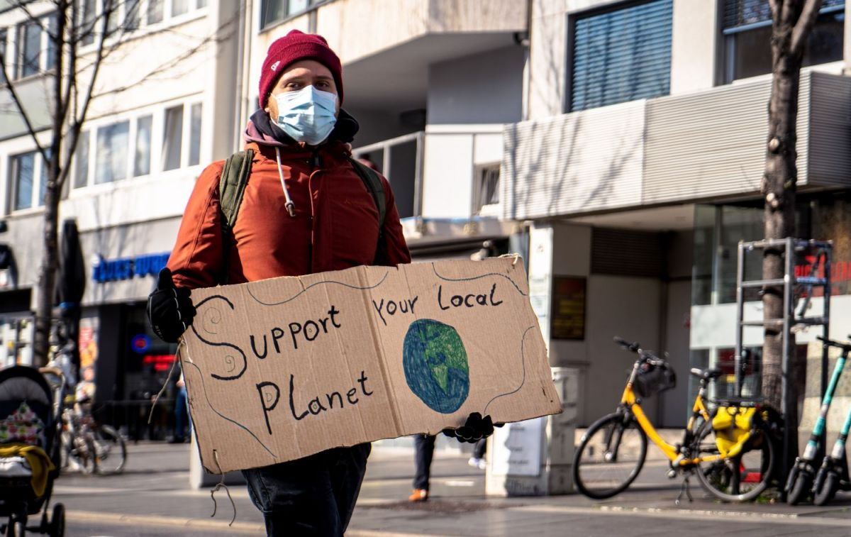 Un joven, el sector más concienciado en consumir productos sostenibles, en una manifestación por el clima / Pexels