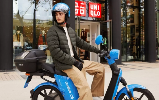 Una persona en moto delante de una tienda Uniqlo / EUROPA PRESS Una persona en moto delante de una tienda Uniqlo / EUROPA PRESS