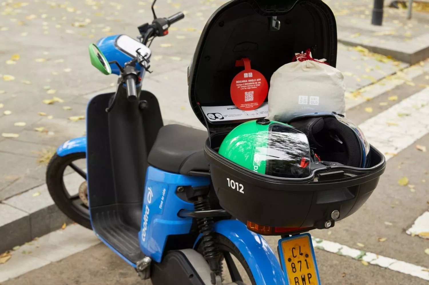 Una moto de Cooltra con sorpresas de Uniqlo (1)