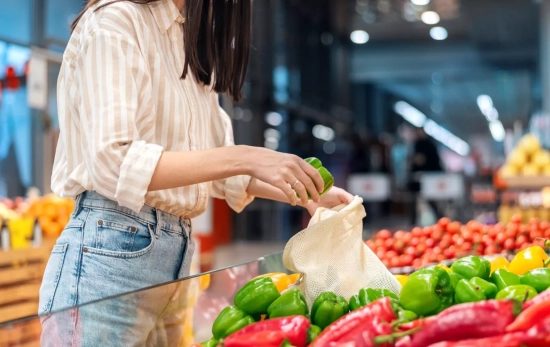 Una persona hace la compra en un supermercado / FREEPIK - frimufilms Una persona hace la compra en un supermercado / FREEPIK - frimufilms