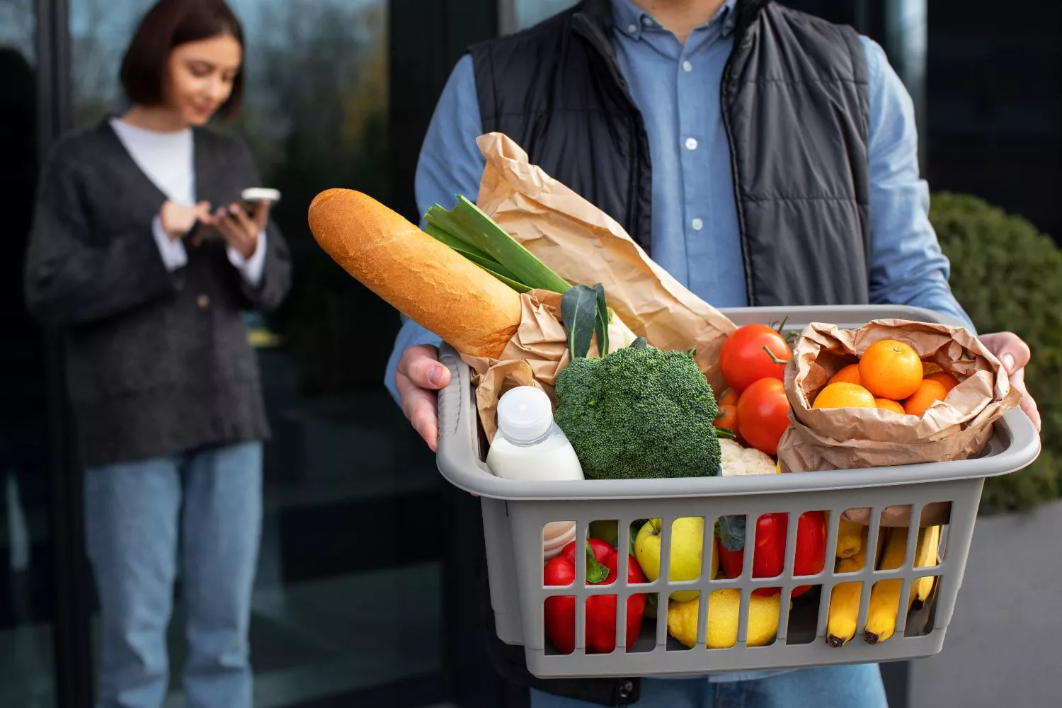 Una persona con una cesta de la compra   FREEPIK