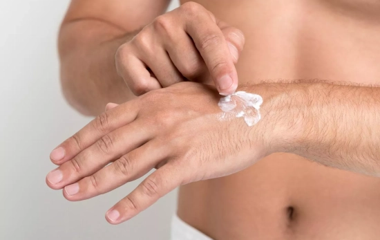 Un hombre con una crema / FREEPIK