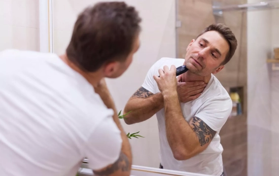 Un hombre se afeita / FREEPIK - gpointstudio