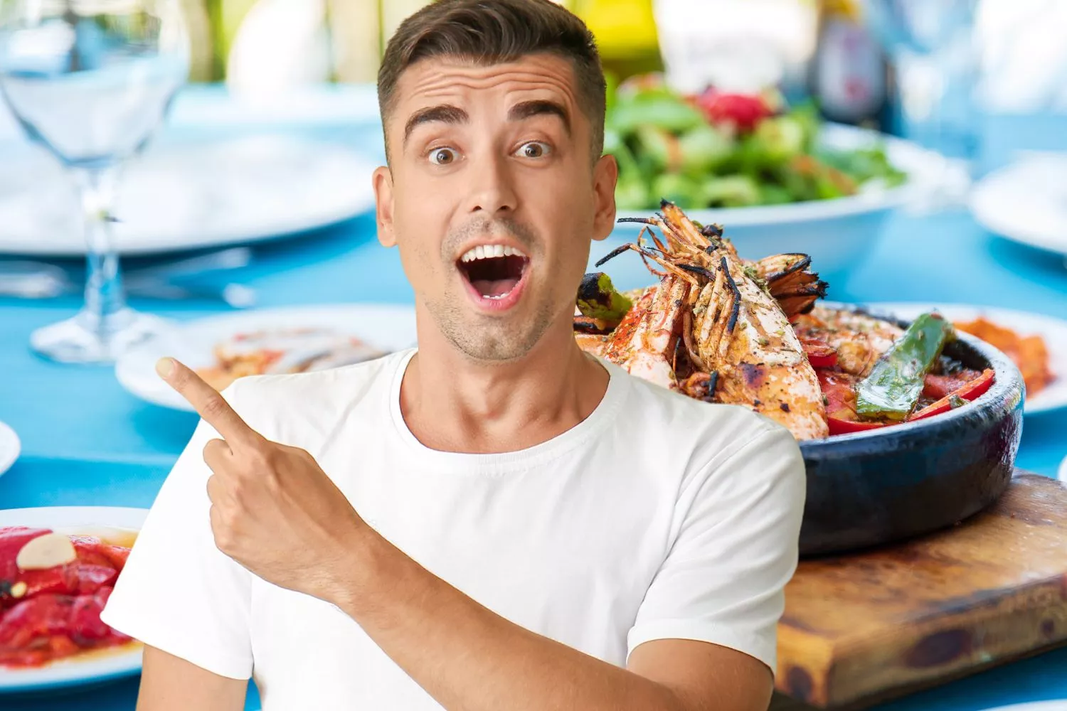 Un hombre señala el alimento rico en zinc perfecto para la salud hormonal/ Montaje Consumidor Global