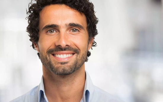 Un hombre que ah empezado a cuidar su salud hormonal/ CANVA